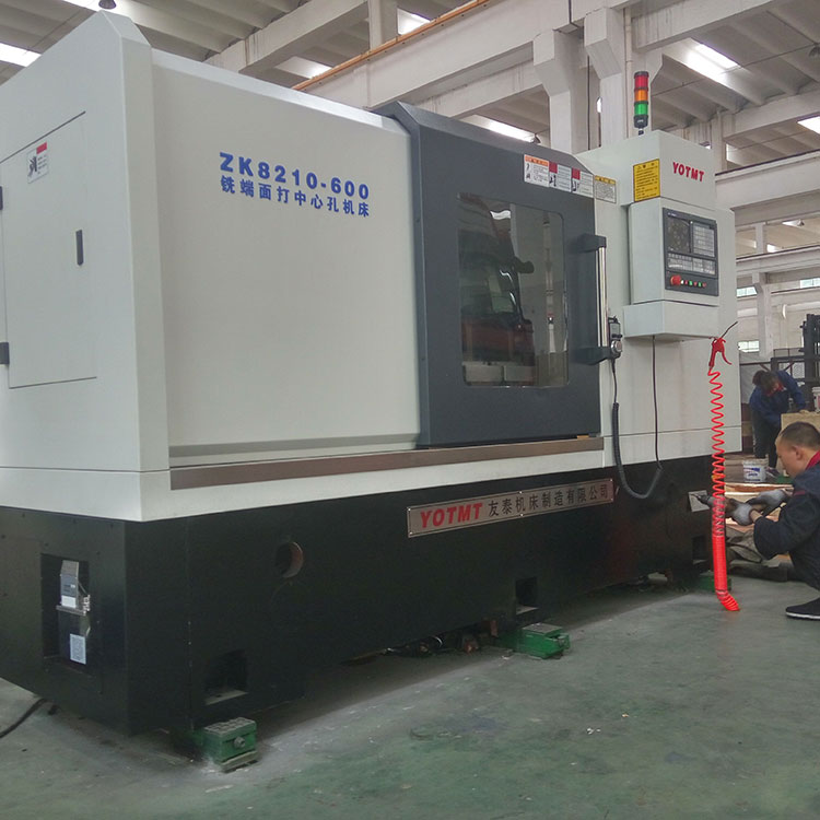 整(zheng)裝中的(de)zk8210銑端面(mian)打中心(xin)孔機床(chuáng)