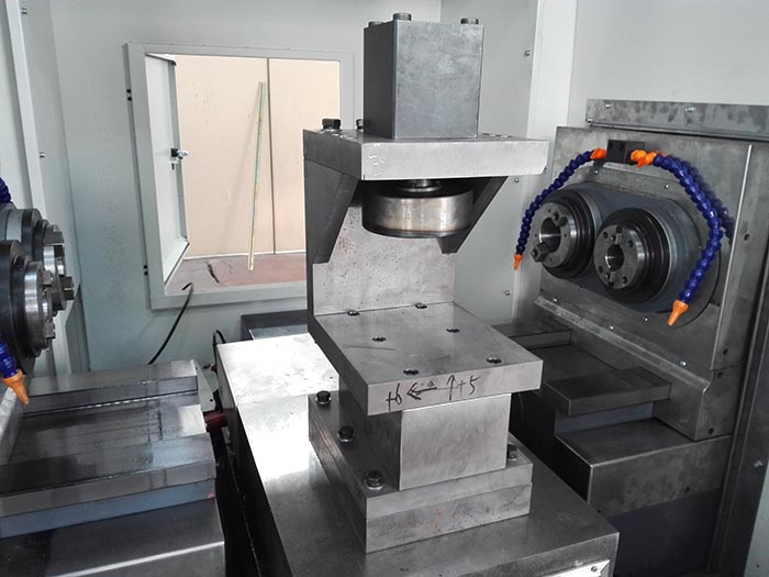 電動(dòng)三輪車後(hou)橋數控專(zhuān)用機床細(xì)節圖