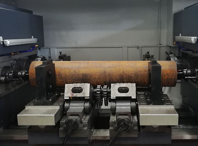 大型銑端面(miàn)打中心孔機(jī)床裝夾示意(yi)圖