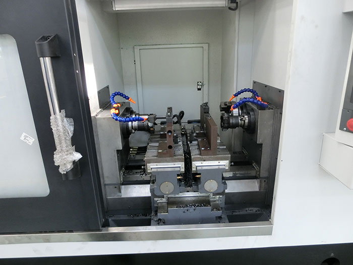 汽(qi)車轉向節銑(xǐ)端面打中心(xīn)孔工序